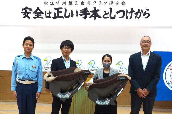 チャイルドシート贈呈の様子