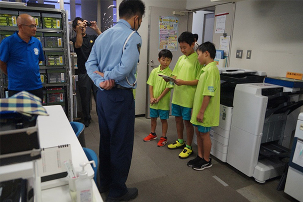 竹矢小学校チームの出場報告の様子