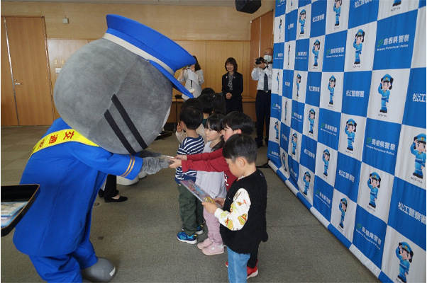 新入学（園）児童へ交通安全啓発品の贈呈2